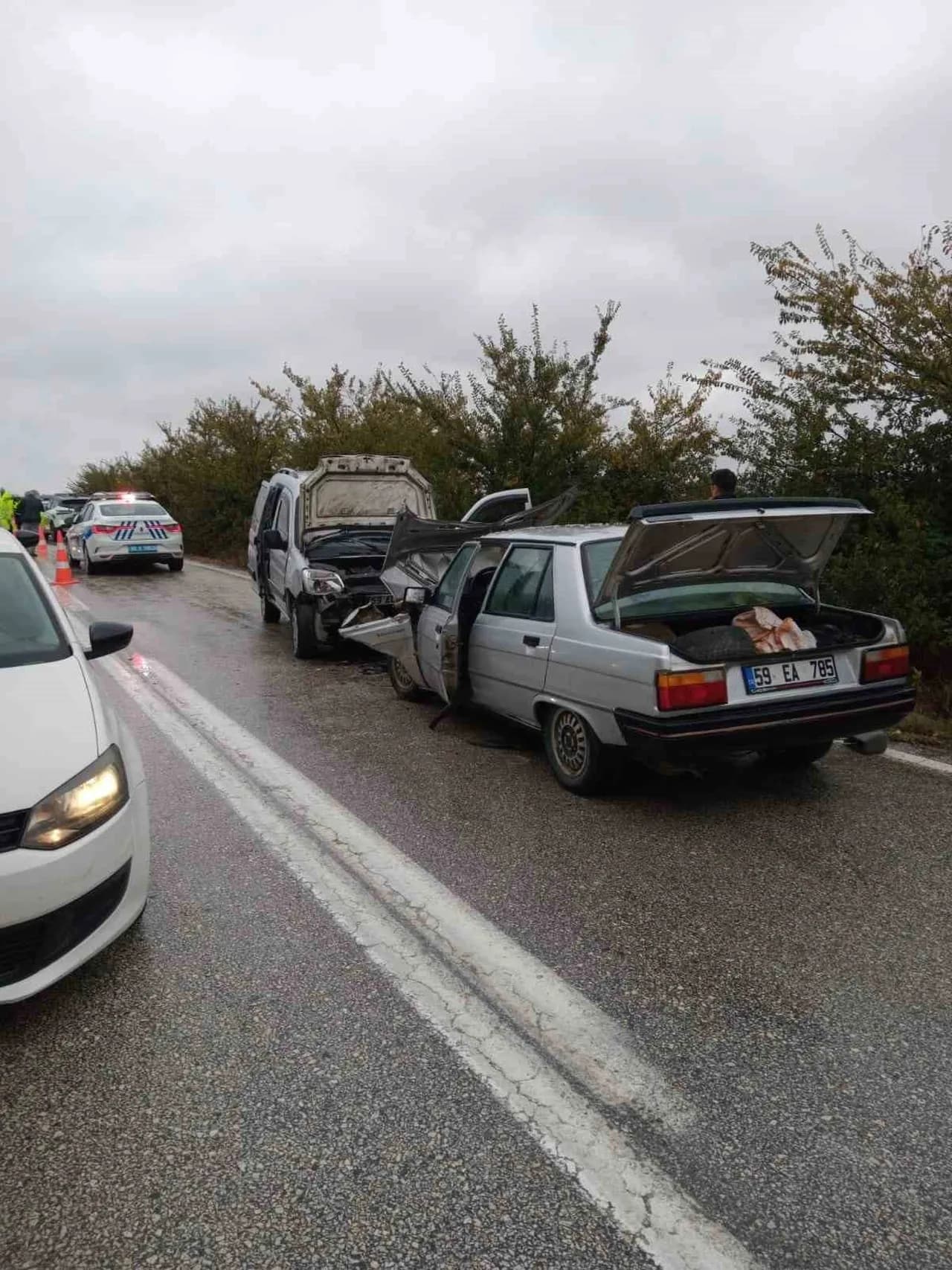 Şarköy'de hafif ticari araç ile otomobil çarpıştı, 7 kişi yaralandı