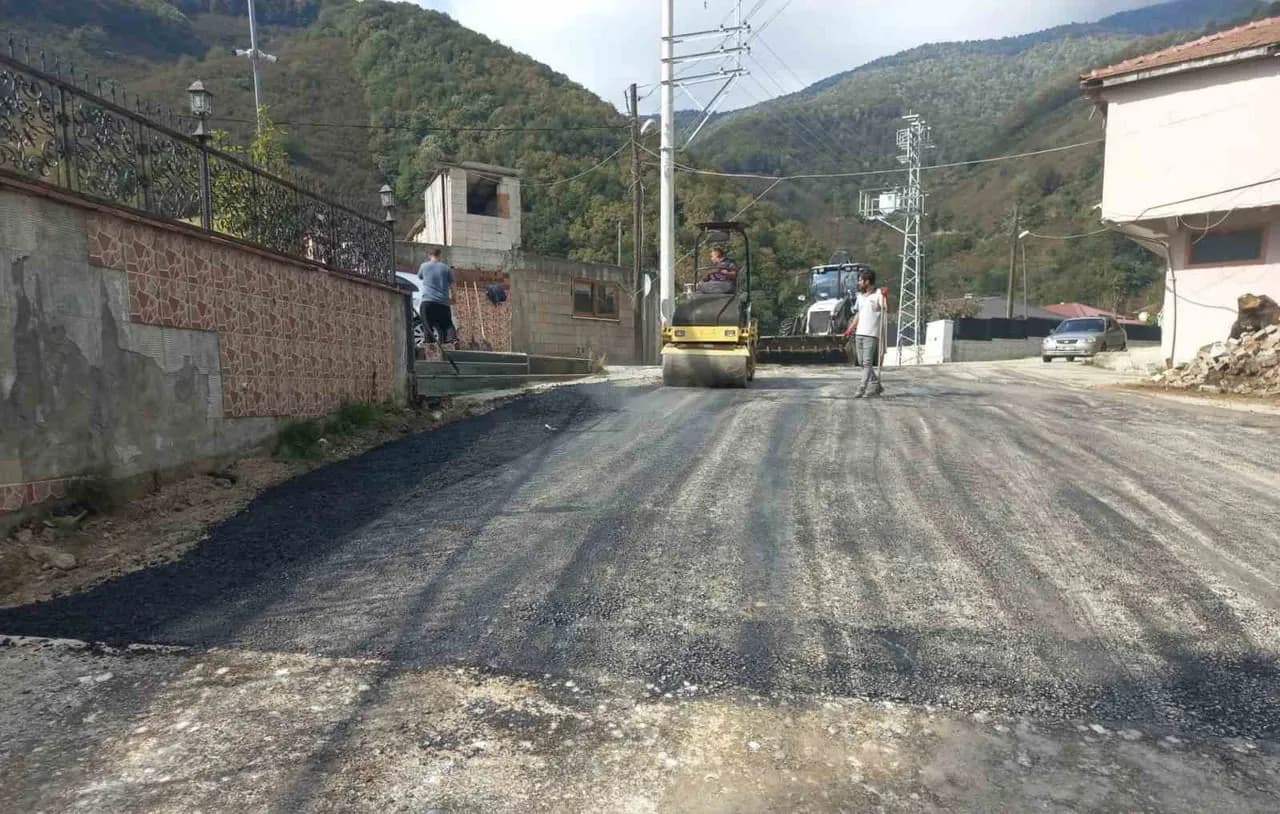Hızardere köy yolunda yüzey yenileme çalışmaları devam ediyor