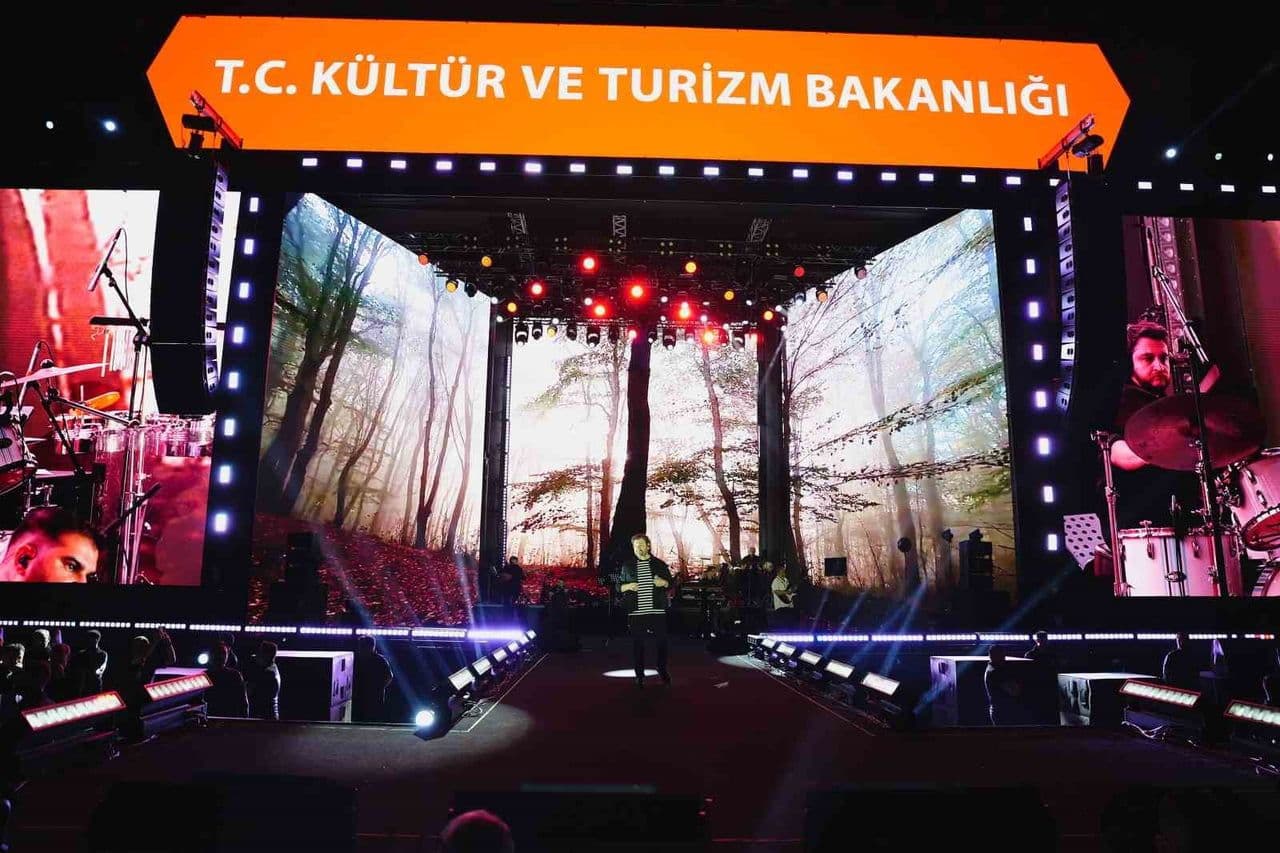 Ahmet Şafak Kayseri gecesine türkü ve coşku taşıdı