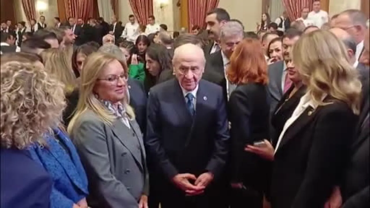 Resepsiyonun dikkat çeken anı: gazilerden Bahçeli'ye atkı