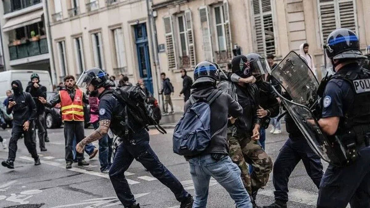 Fransa'da yönetim krizi: İçişleri Bakanı'na istifa çağrısı