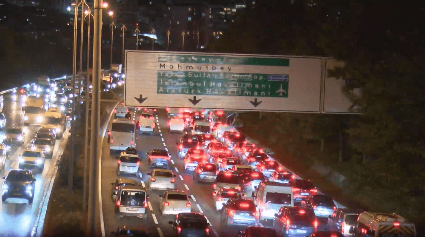 İstanbul’da trafik kilitlendi! Yoğunluk yüzde 89’a ulaştı