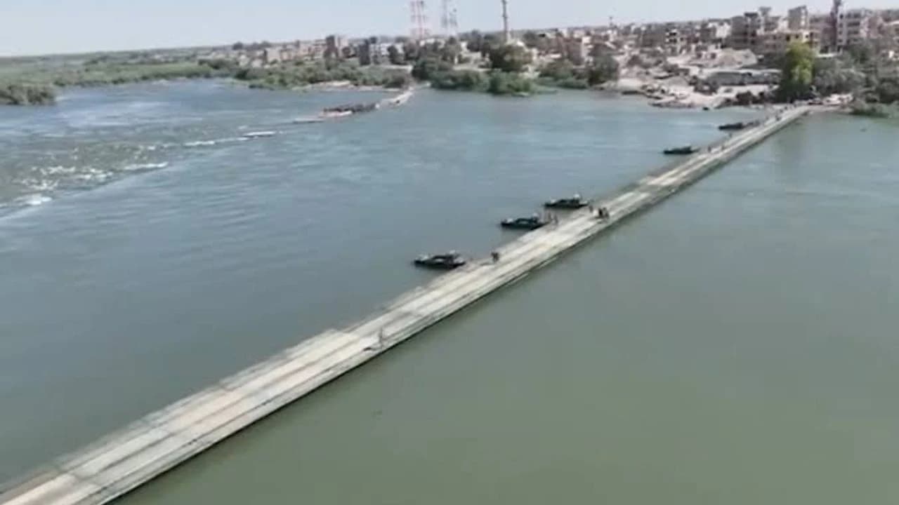 Mehmetçik, Suriye'de Fırat Nehri üzerine yüzer köprü kurdu