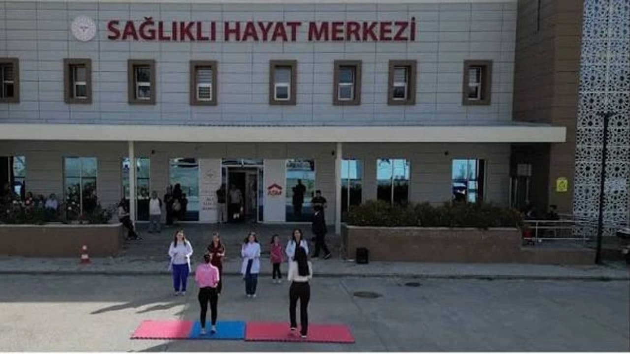 Erzincan'da mahalle parklarında sağlık çalışanlarıyla spor yapılıyor