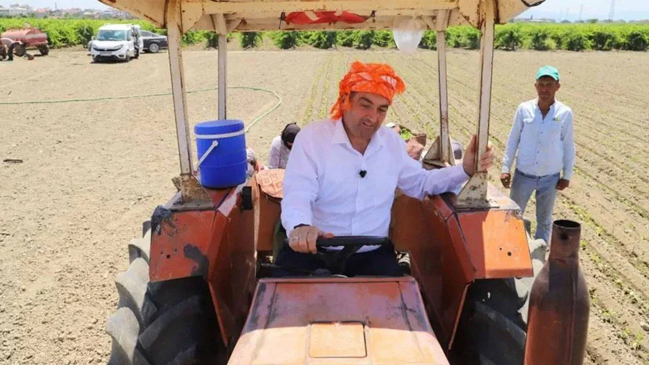 AK Partili belediye başkanı hasat sırasında elini makineye kaptırdı!