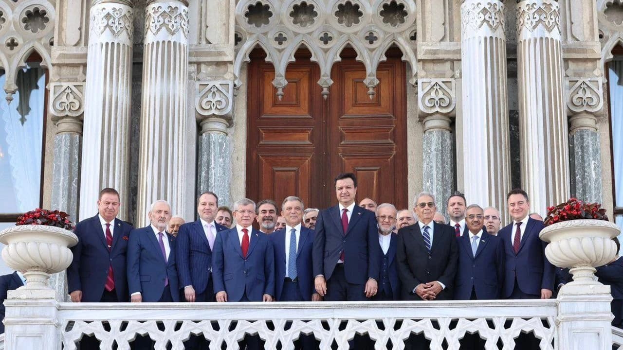 Davutoğlu bugün ifade verecek: Üç isim destek için adliyeye gidecek