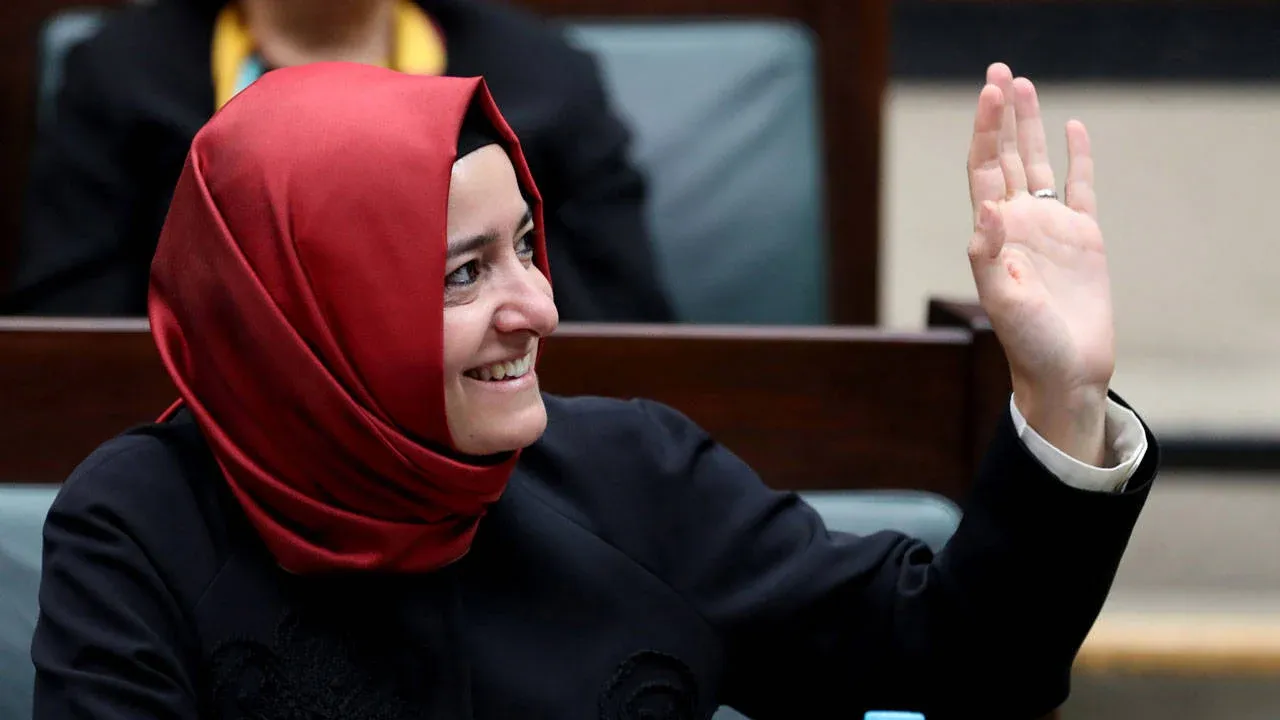Doktor milletvekillerinden çarpıcı çıkış: Fatma Betül Sayan Kaya’nın diploması sahte mi?