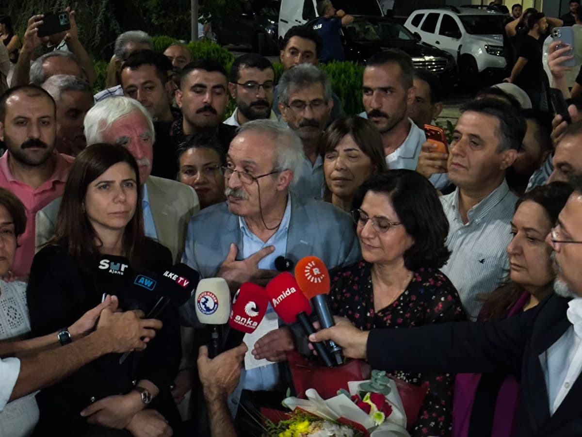 Diyarbakır’da çiçeklerle karşılanan Selçuk Mızraklı: Artık bu toprağa barışı ekelim, onun rahmetini sevgiyle besleyelim