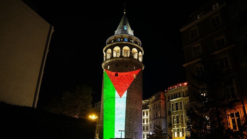 7 Ekimin yıl dönümünde Galata Kulesi Filistin bayrağının renklerine büründü