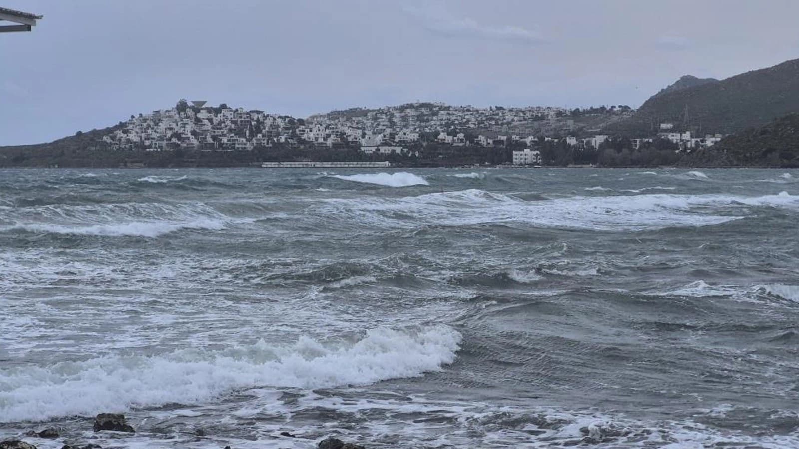 Muğla'da alarm! Bodrum'da feribot seferleri iptal edildi, Datça'da eğitime yarım gün ara verildi