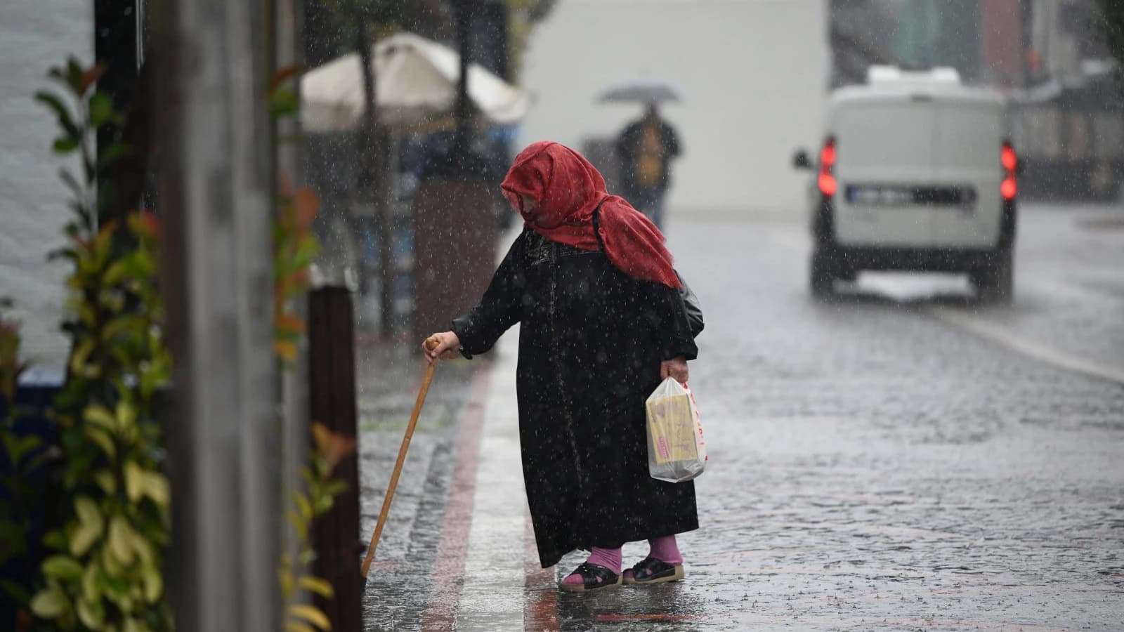 Meteoroloji 4 günlük hava durumunu açıkladı: Sağanak yurdu sarıyor