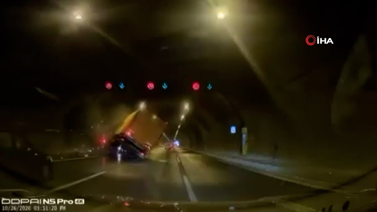 İzmir'de kontrolden çıkan tır bariyerlere çarptı! Devrilmekten son anda böyle kurtuldu