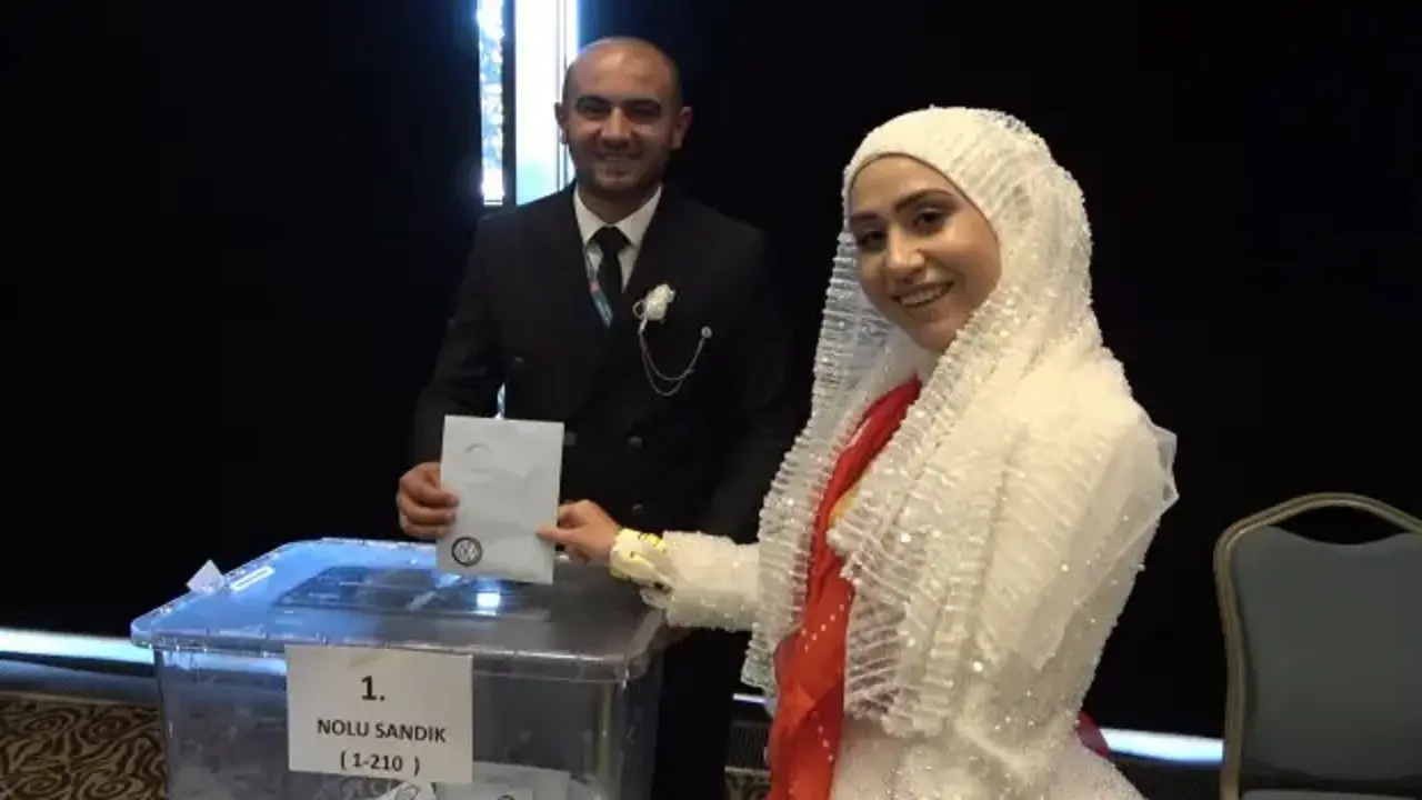 Gelin ve damat, MHP'nin kongresine katıldı
