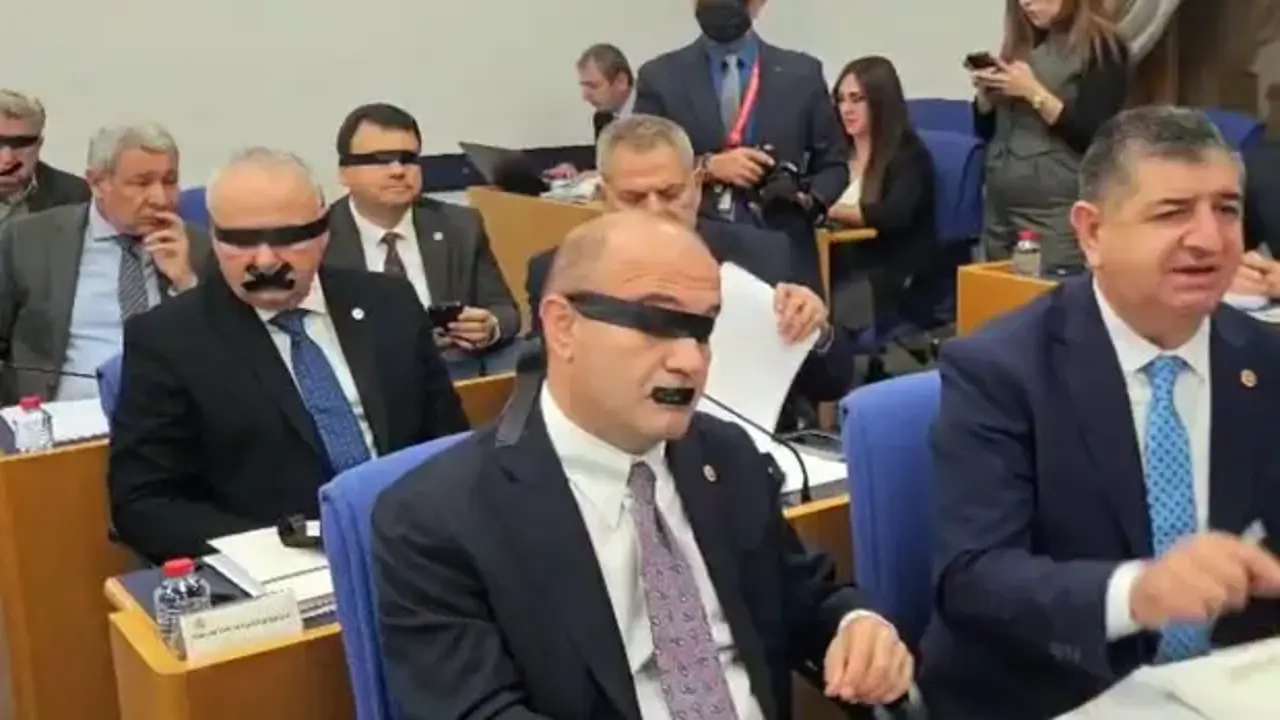 Yeni Partili vekillerden garip Halk TV protestosu: Ağızlarını ve gözlerini bantladılar