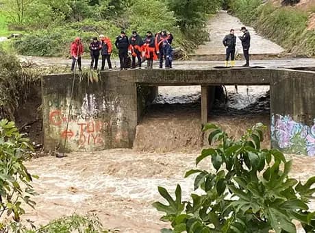 Kocaeli'de sel felaketi! Dereye düşen araç ile kayıp kişi aranıyor