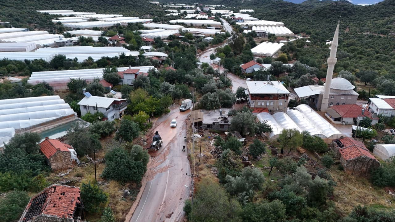 Antalya'nın Demre içesini sel vurdu