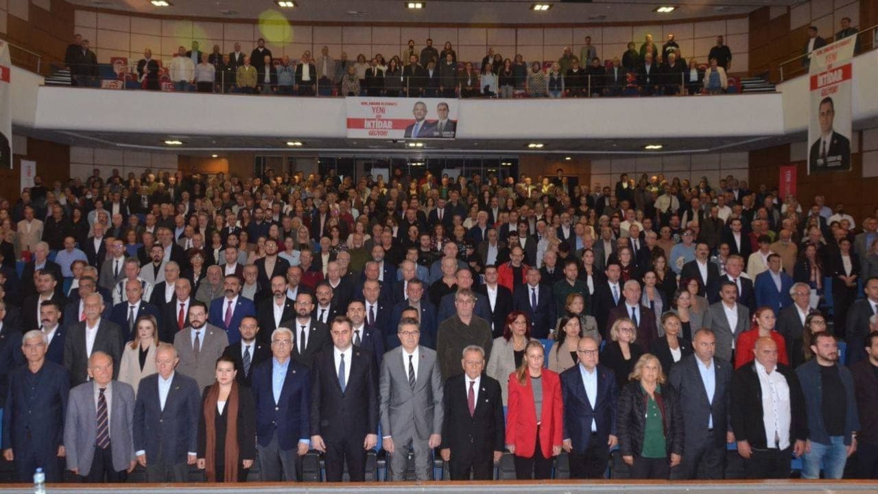Yeni Parti İzmir sandık başında! Kocaoğlu ve Güç oylarını kullandı