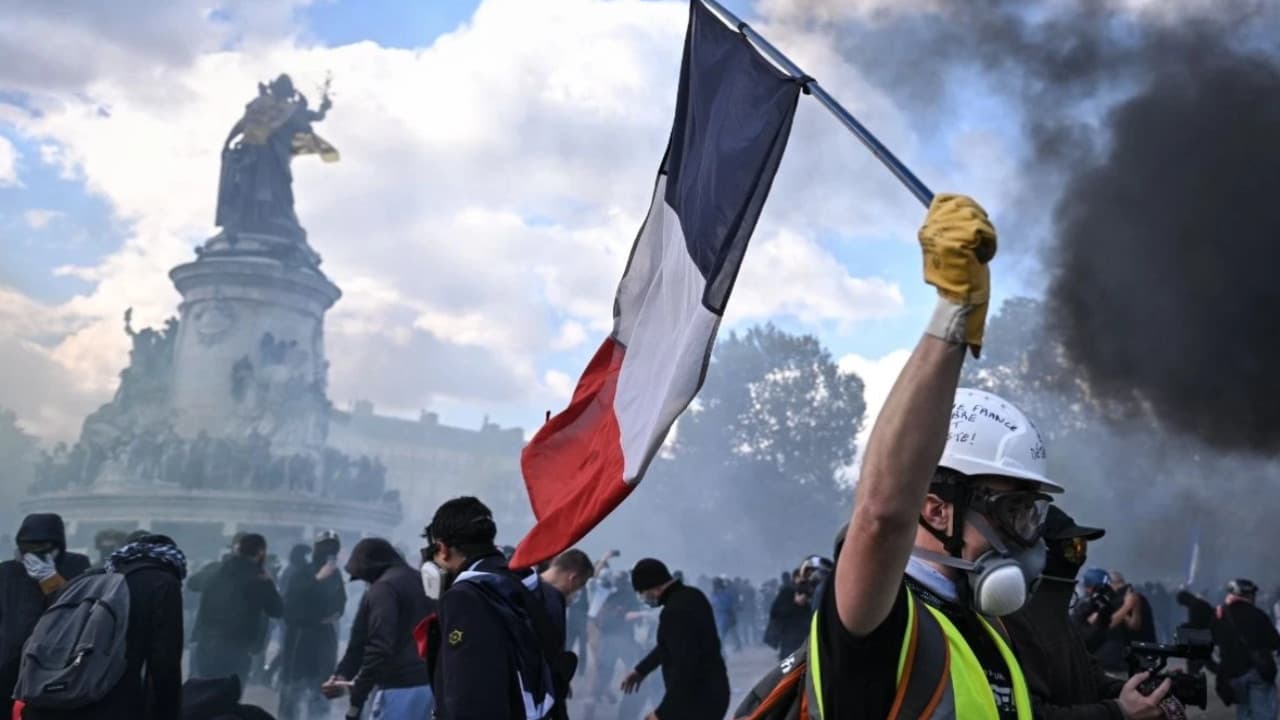 Fransa protestoları hükümeti krize soktu: İçişleri Bakanı istifa etti, Macron kabul etmedi