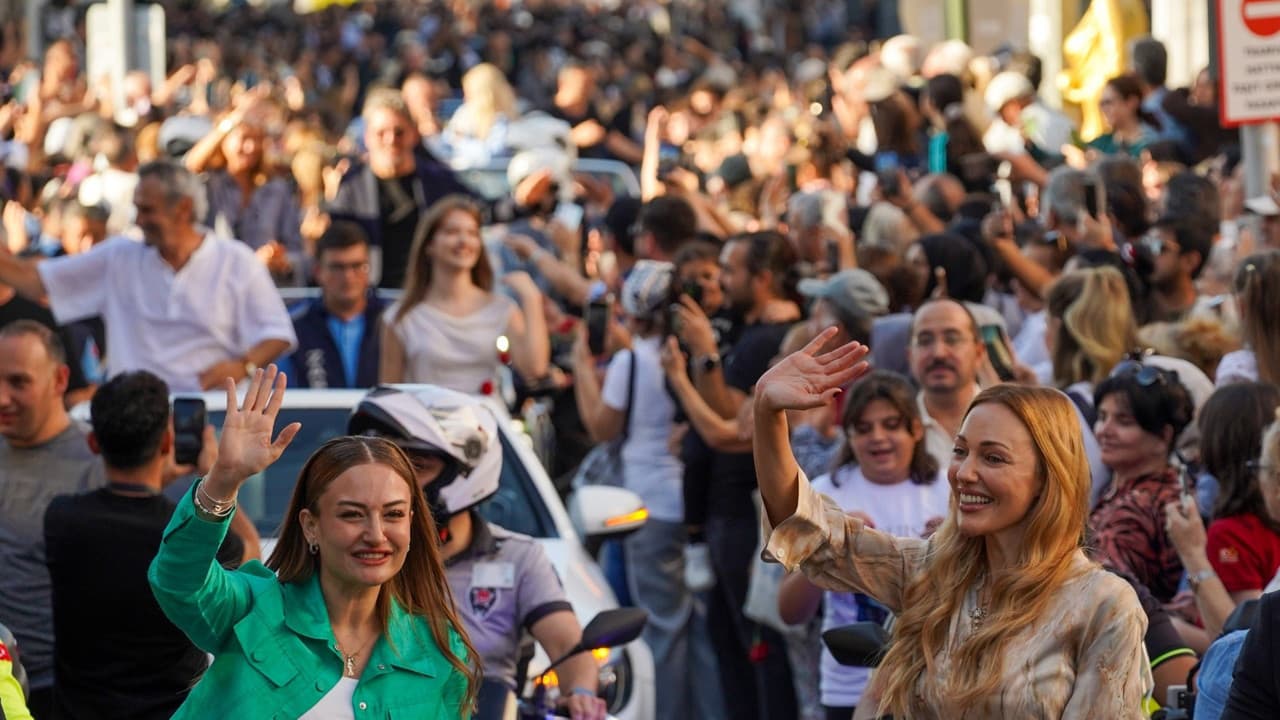 Antalya Altın Portakal kortejinde sanatçılar vatandaşları selamladı