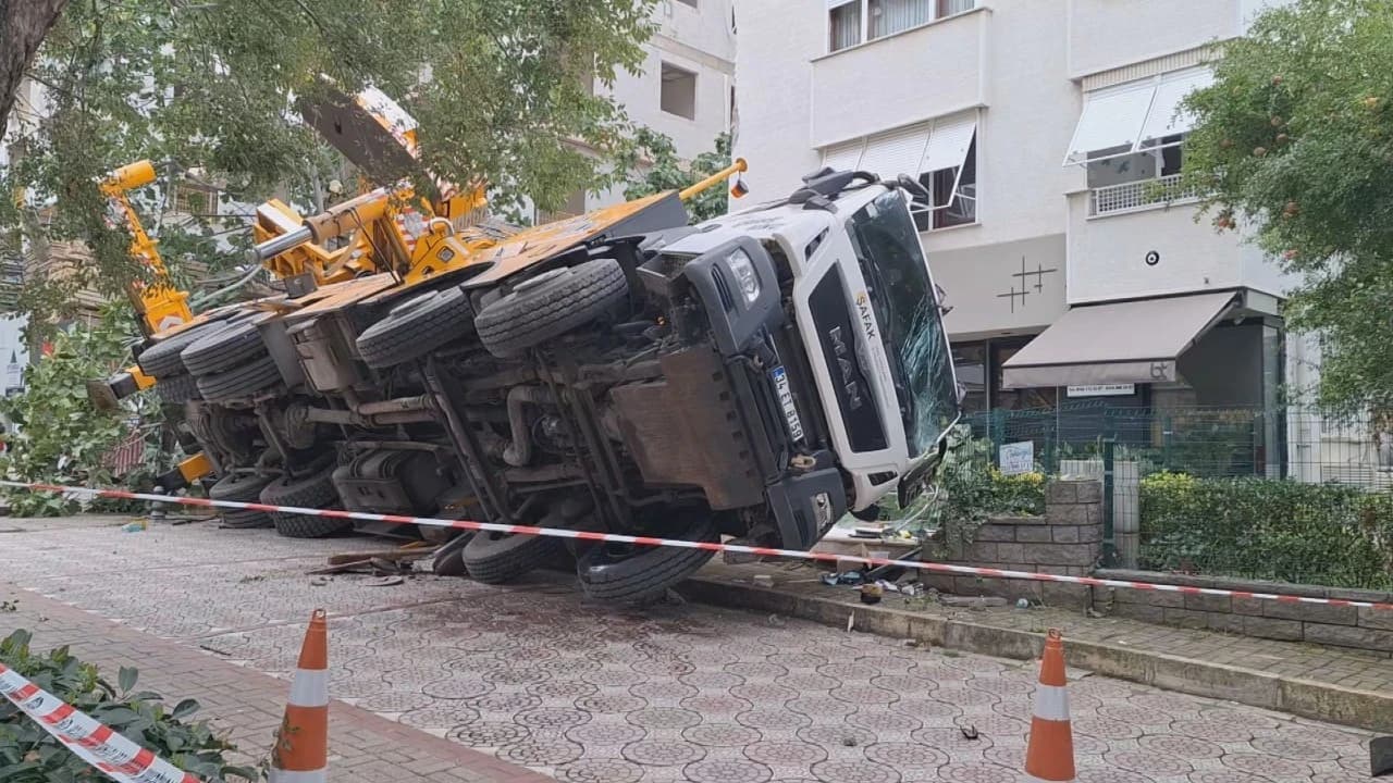 Kadıköy'de devrilen vinç 11 katlı binaya çarptı, cadde trafiğe kapatıldı