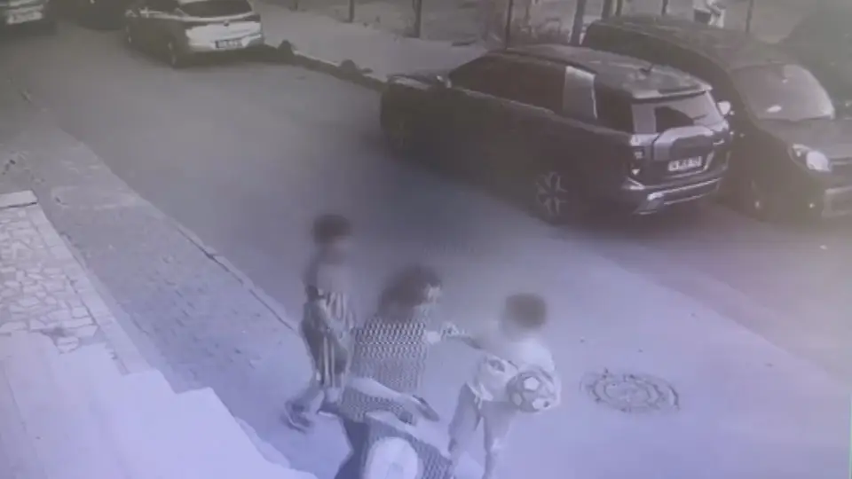 Silahlı kavgada sokakta oyun oynayan çocuk vuruldu