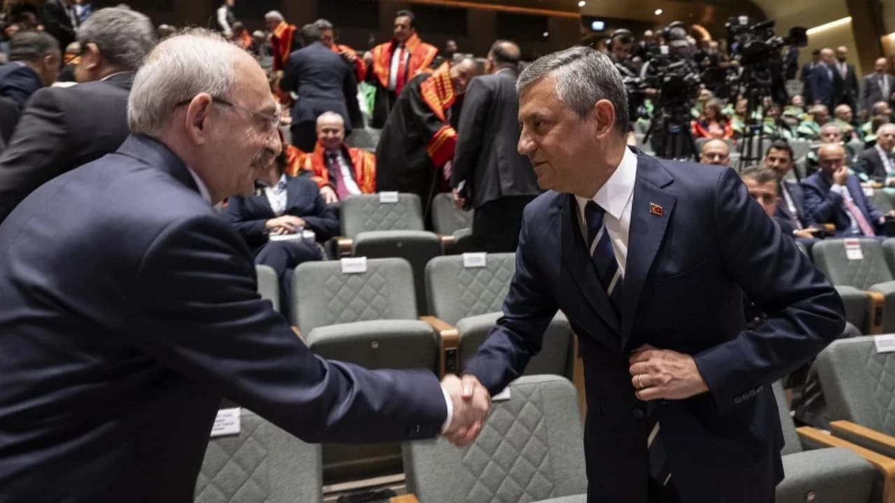 Kemal Kılıçdaroğlu ile Özgür Özel adli yıl töreninde tokalaştı