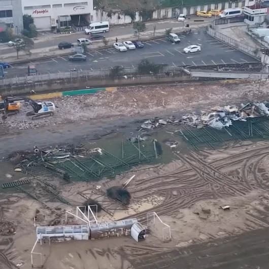 Ayazağa'da dere yatağındaki yapıların yıkımları tamamlandı: Enkaz kaldırma çalışmaları tüm hızıyla sürüyor
