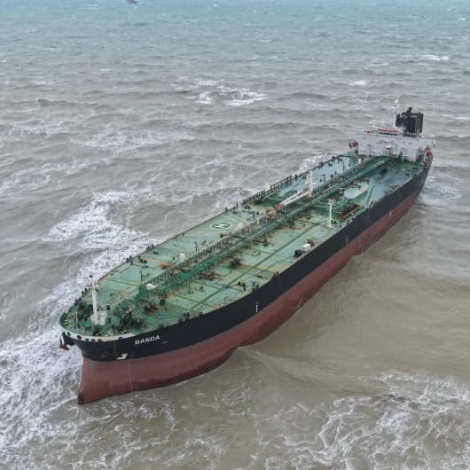 Sarıyer'de karaya oturan dev tanker kurtarıldı