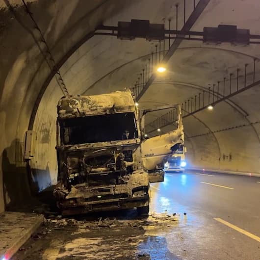 Kuzey Marmara Otoyolu’nda TIR tünelde alev aldı