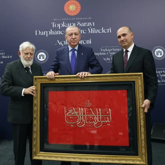 Topkapı Sarayı'nda Cumhurbaşkanı Erdoğan'a anlamlı hediye: Üzerinde Necm Suresi ayeti bulunan sancak takdim edildi