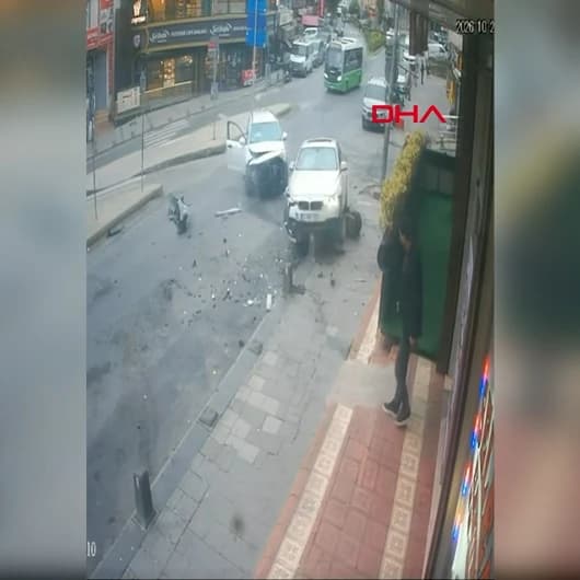 Arnavutköy'de iki otomobil çarpıştı: Bir kişi yaralı