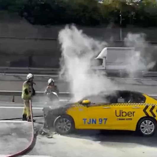 TEM'de alev alev yanan taksi küle döndü: Taksici alkolmetreyi üflemeyi reddetti