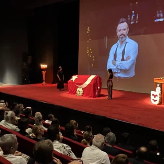 Hayatını kaybeden ünlü oyuncu Serhat Kılıç için Harbiye Muhsin Ertuğrul Sahnesi'nde anma töreni düzenlendi