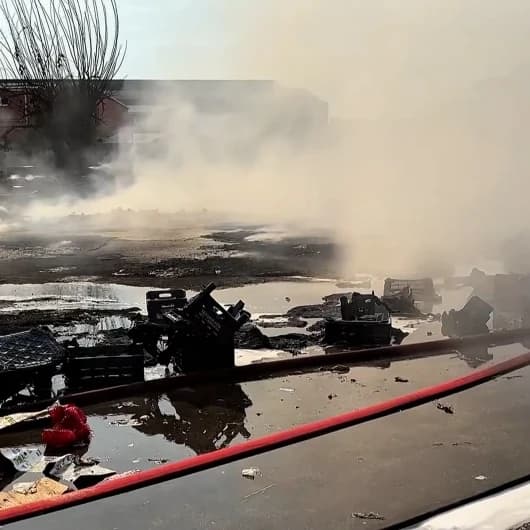 Adana'da sebze halinde oyun oynayan iki çocuk yangın çıkardı: Kasalar küle döndü