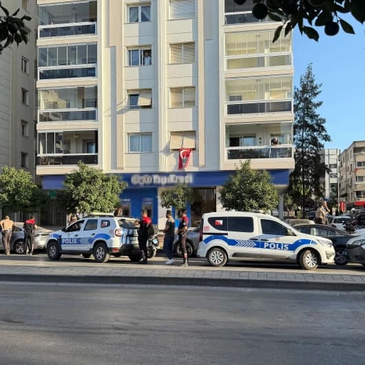 İzmir'de banka şubesine silahlı soygun girişimi: Bir çalışan rehin alındı