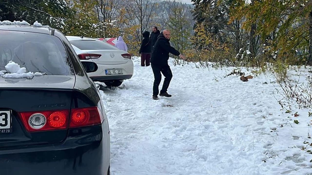 Kar nedeniyle kapanan yol ulaşıma açıldı: Kış lastiği olmayanlar giremedi