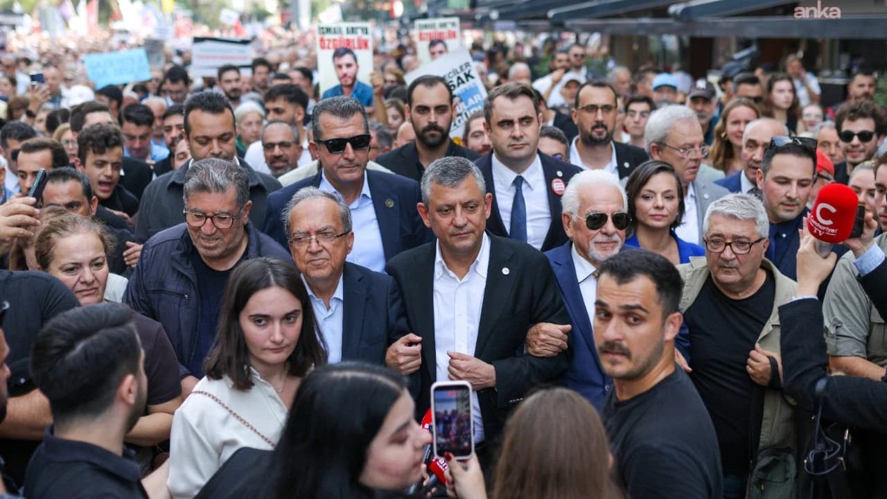 İzmir'de basın meslek örgütlerinden "Sansüre hayır, habere özgürlük" yürüyüşü