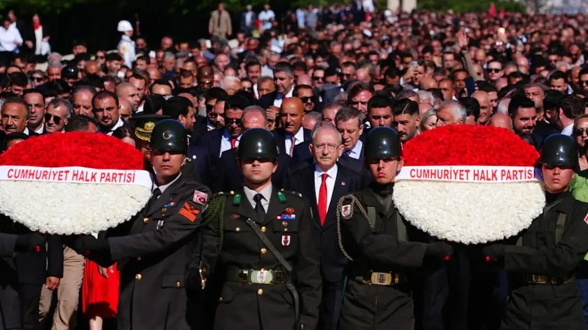 Kılıçdaroğlu Anıtkabir'e çıktı, o isim de ön safta