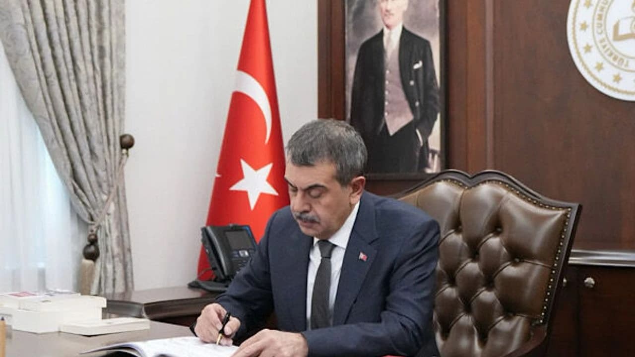 Bakan Tekin, Türkiye Maarif Vakfı Viyana Temsilciliği'ni ziyaret etti