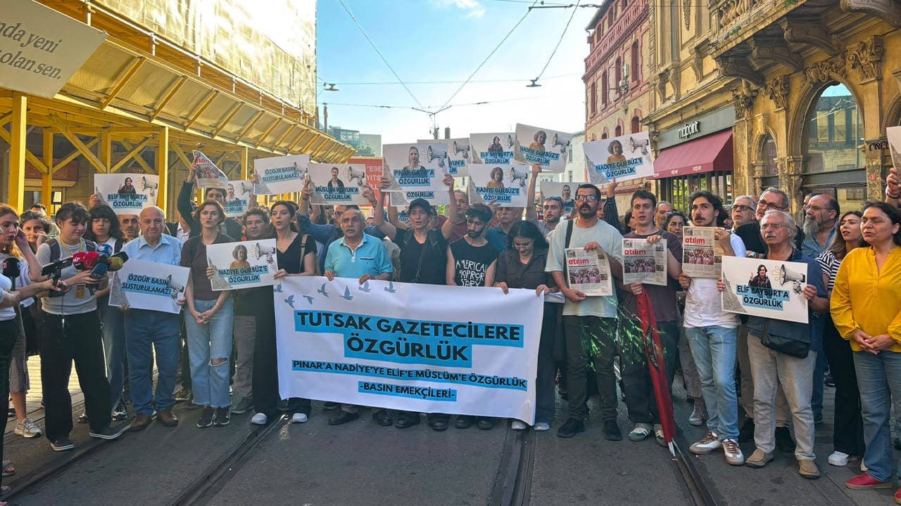 Gazetecilerden tutuklu meslektaşları için eylem: “Gazetecileri susturamazsınız”