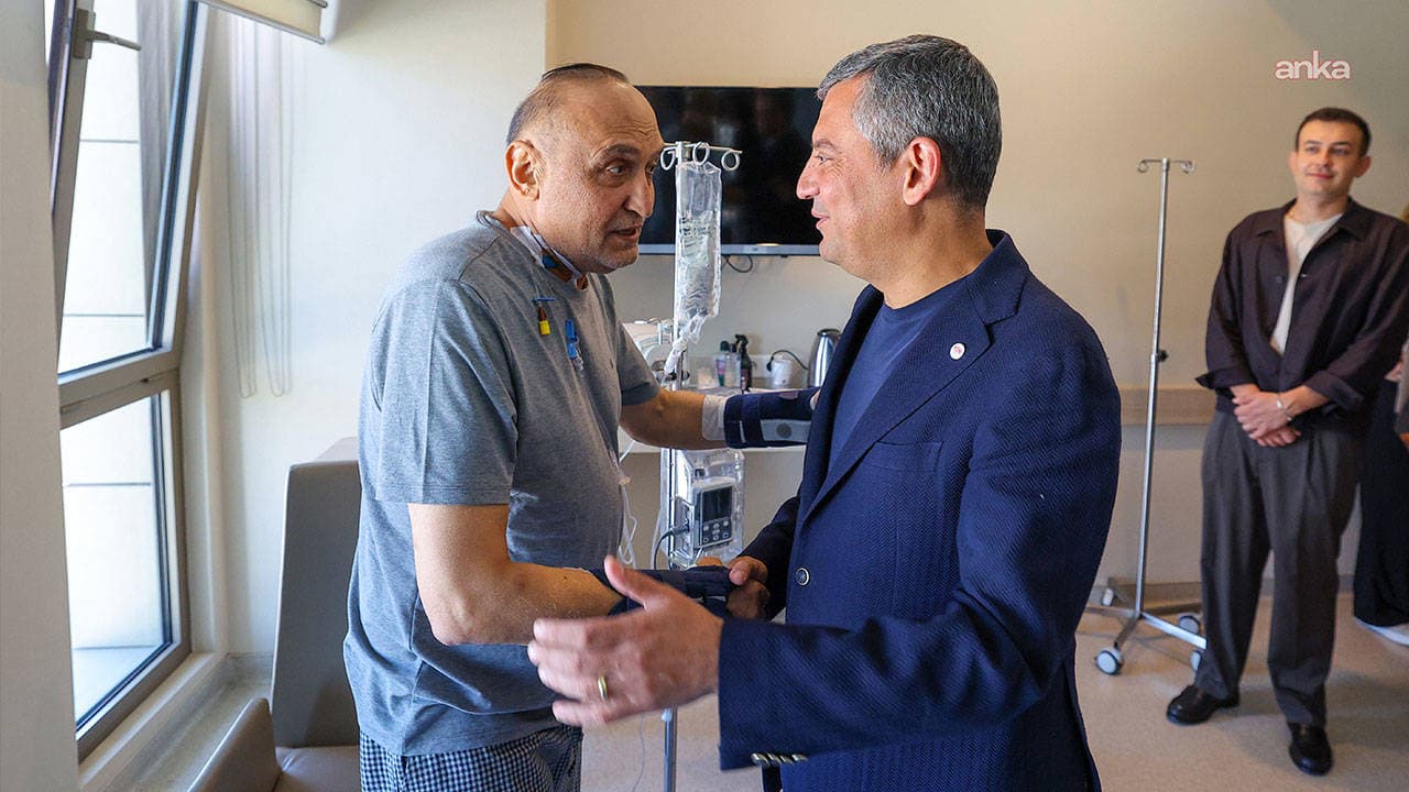 Özgür Özel bıçaklı saldırıda yaralanan Melih Meriç'i ziyaret etti