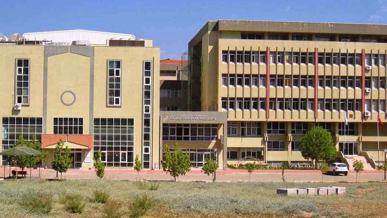 Belirsizlik büyüyor: DEÜ Güzel Sanatlar Enstitüsü kapatıldı, öğrenciler ders seçimi yapamadı