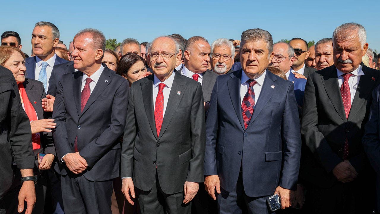 Kılıçdaroğlu, Anıtkabir'i ziyaret etti: Vahap Seçer ve Zeydan Karalar da eşlik etti
