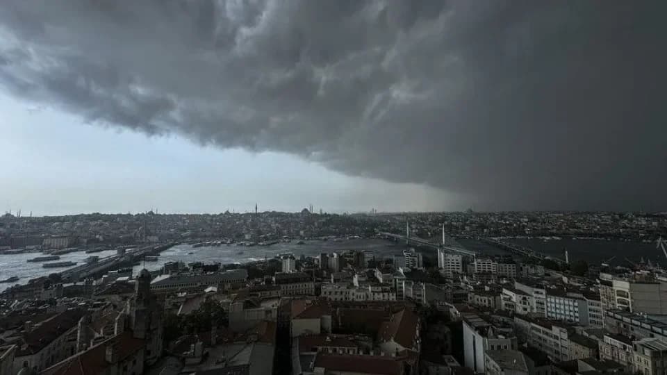 Yeni haftada yurdun batısından başlayarak sağanak ve gök gürültülü sağanak beklenirken, İstanbul dahil bazı bölgelerde salı günü kuvvetli yağışın etkili olacağı tahmin ediliyor
