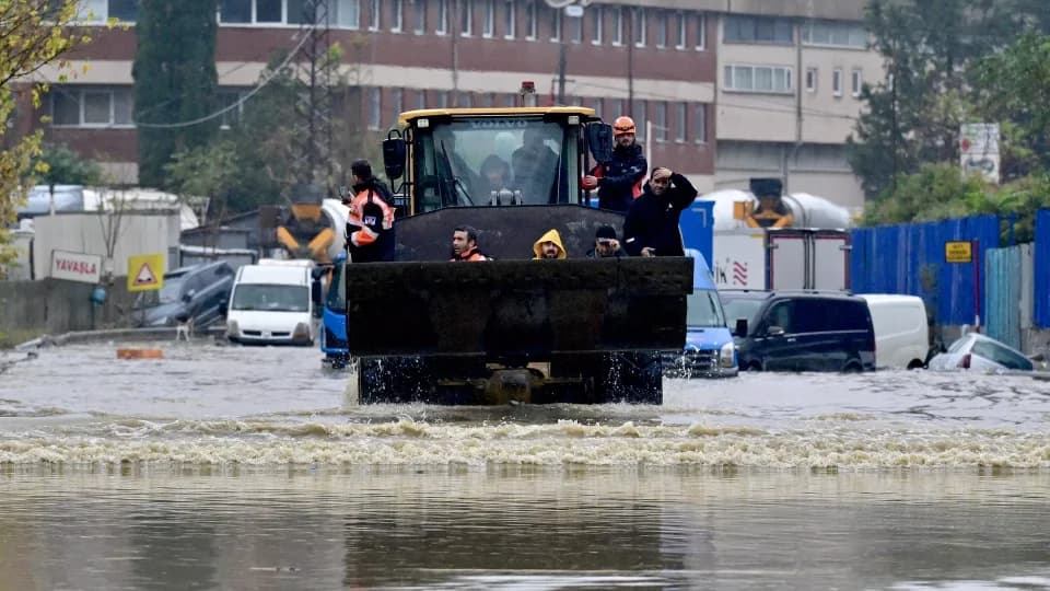 İstanbul'u vuran sel felaketinin bilançosunu açıklayan Vali Davut Gül, selde 3 bin ev iş yerinin hasar gördüğünü söyledi. Vali Gül İstanbul ve Kocaeli'nde hayatını kaybedenlerin sayısının 8'e yükseldiğini belirtti