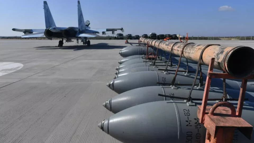 Özel askeri harekat kapsamında Ukrayna'da belirlenen hedeflere yönelik bombardımanlar gerçekleştiren Rusya Silahlı Kuvvetleri, gece saatlerinde önemli tesisleri yerle bir etti